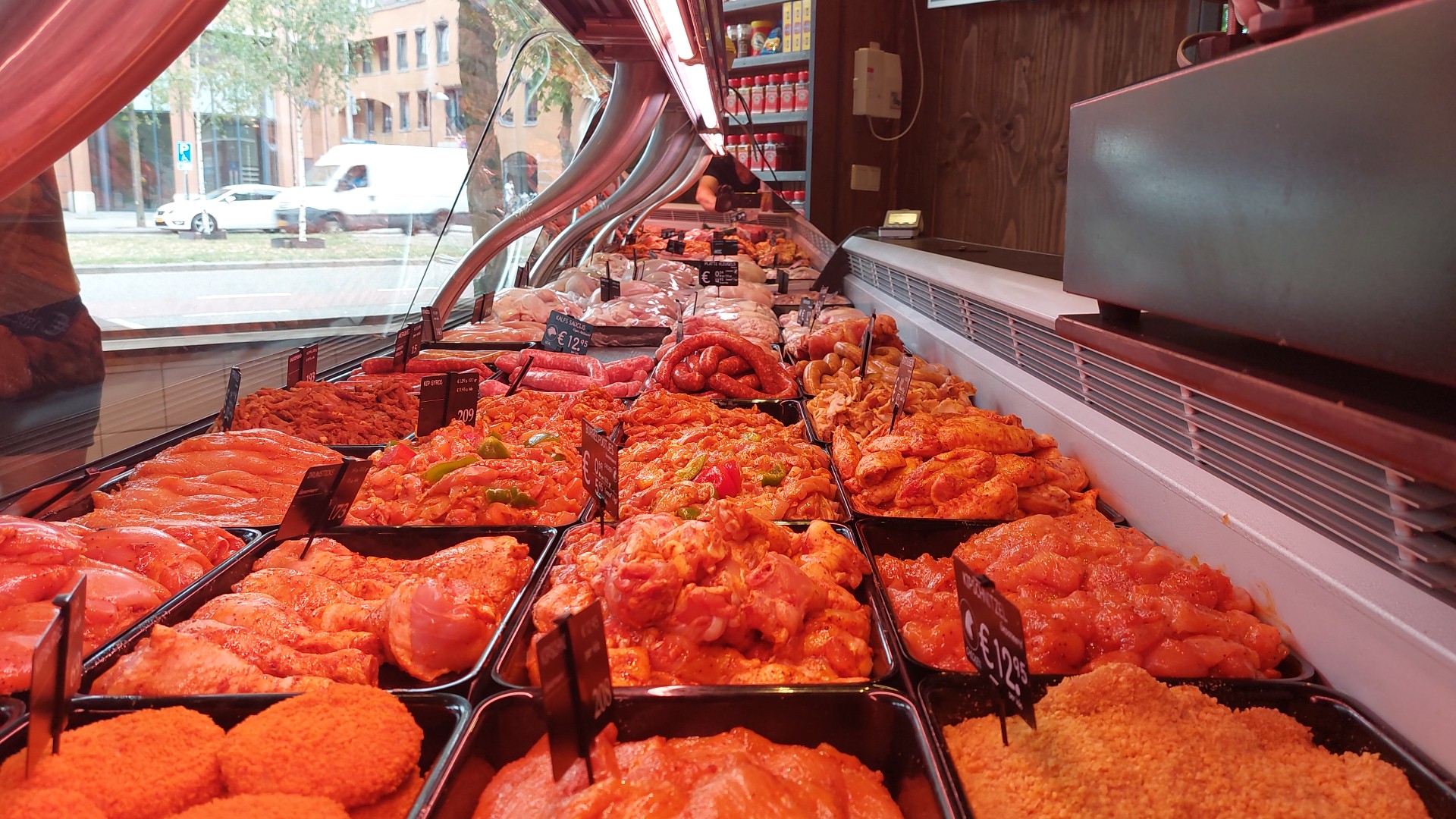 De toonbank met gemarineerde kip, gyros, worst en schnitzels