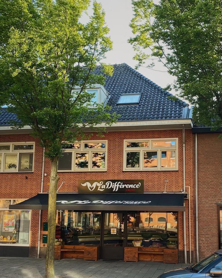 De gevel van Slagerij La Différence met het verlichte bord boven de luifel