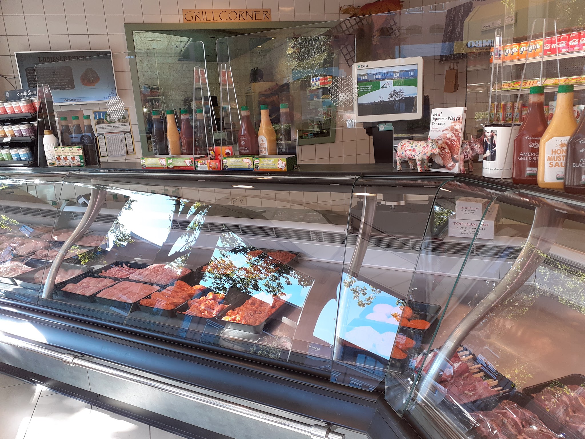 Het interieur van de slagerij met het bord Grillcorner boven de doorgang